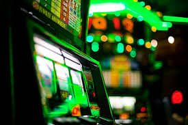Antarmuka aplikasi lapak303 menampilkan menu utama dengan kategori sportsbook, live dealer, dan slot games